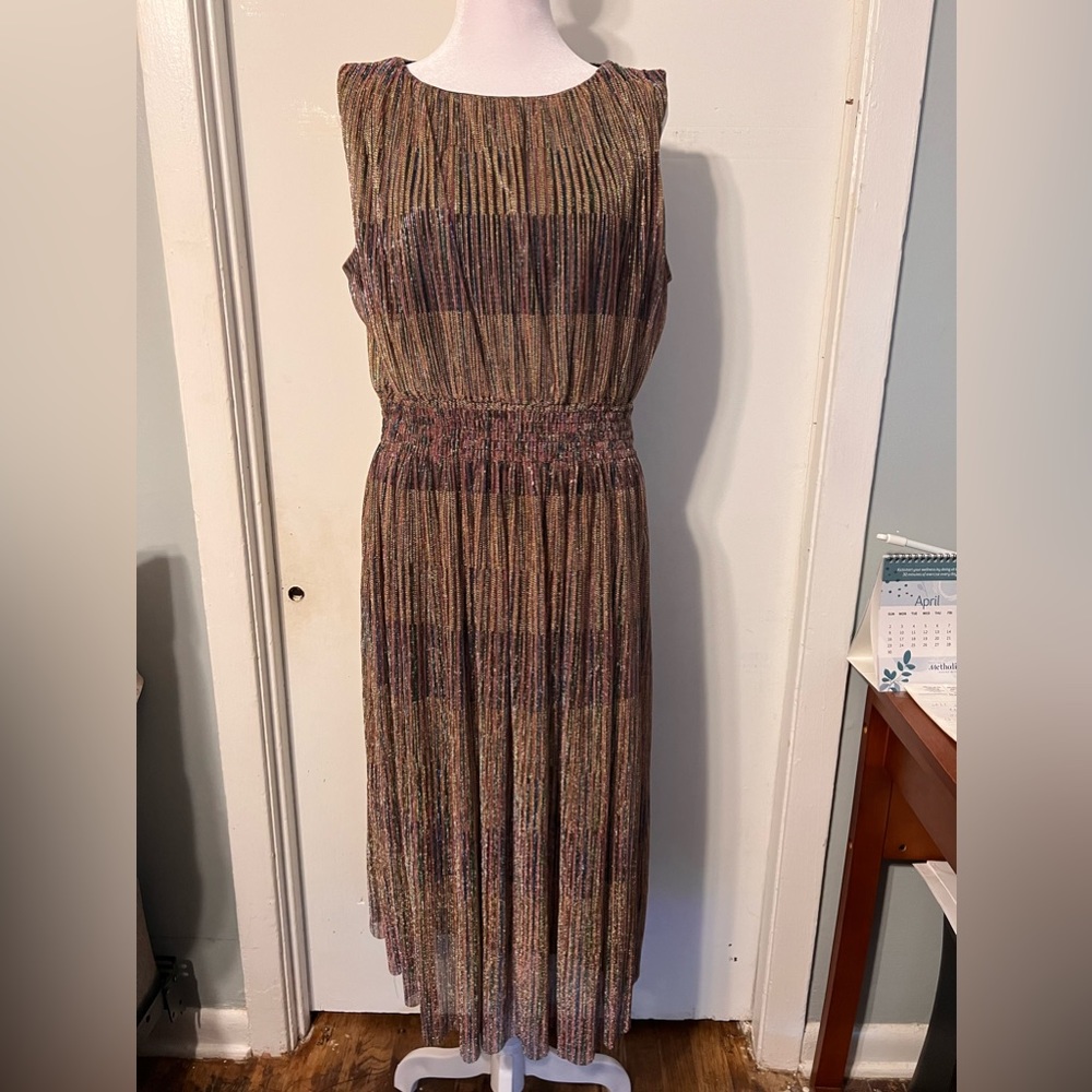 Danny & Nicole Gold Metalíc evening gown. Size 12 EUC. Worn once.